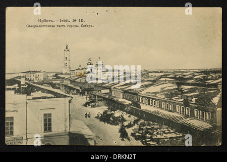 La città di Irbit nelle montagne Urali, Impero Russo. Fotografia vintage in bianco e nero di un fotografo sconosciuto datato all'inizio del XX secolo pubblicata nella cartolina vintage russa pubblicata da N.D. Larkov. Testo in russo: Irbit. La parte nord-orientale della città. Cattedrale. Irbit è una città della regione di Sverdlovsk, Russia, situata a circa 203 km da Ekaterinburg. La città era famosa nel XIX secolo per la fiera di Irbit, la seconda più grande in Russia. Per gentile concessione della collezione di Postcard di Azoor. Foto Stock