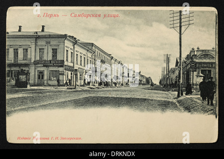 Via Simbirskaya nella città di Perm, Impero Russo. Fotografia vintage in bianco e nero di un fotografo sconosciuto datato all'inizio del XX secolo pubblicata nella cartolina vintage russa pubblicata da G.I. Zaozersky. Testo in russo: Perm. Via Simbirskaya. Per gentile concessione della collezione di Postcard di Azoor. Foto Stock