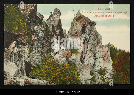 Monte Alexandrovskaya Sopka al confine tra Europa e Asia nelle montagne Urali, Impero Russo. Fotografia vintage in bianco e nero del fotografo russo Veniamin Metenkov datata all'inizio del XX secolo pubblicata nella cartolina vintage russa pubblicata dallo stesso Veniamin Metenkov a Ekaterinburg, Russia. Testo in russo: Negli Urali. Alexandrovskaya Sopka al confine tra Europa e Asia. Alexandrovskaya Sopka (843 m) è una montagna della catena Ural Tau, situata nella regione di Chelyabinsk, in Russia, a circa 8 km da Zlatoust. Per gentile concessione della collezione di Postcard di Azoor. Foto Stock