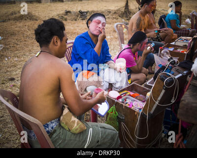 Bangkok, Tailandia. 28 gen 2014. Gli artisti interpreti o esecutori con lo strappo di Kia Ee Lye Heng opera troupe messo sul loro trucco prima di uno spettacolo. Esse sono state eseguendo per un business in Min Buri distretto di Bangkok per il nuovo anno lunare, che questo anno è Jan 31. Opera Cinese una volta era molto popolare in Thailandia, dove è chiamato 'Ngiew.'' è di solito eseguita in lingua Teochew. Milioni di Teochew parlare cinese emigrato della Thailandia (allora Siam) nel XVIII e XIX secolo e portarono le loro pratiche culturali con loro. Di recente la popolarità di ngiew è sbiadito come persone girare per le prestazioni Foto Stock