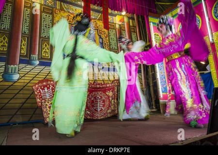 Bangkok, Tailandia. 28 gen 2014. I membri dello strappo Kia Ee Lye Heng opera troupe eseguire a Bangkok. Esse sono state eseguendo per un business in Min Buri distretto di Bangkok per il nuovo anno lunare, che questo anno è Jan 31. Opera Cinese una volta era molto popolare in Thailandia, dove è chiamato 'Ngiew.'' è di solito eseguita in lingua Teochew. Milioni di Teochew parlare cinese emigrato della Thailandia (allora Siam) nel XVIII e XIX secolo e portarono le loro pratiche culturali con loro. Di recente la popolarità di ngiew è sbiadito come persone girare per spettacoli di opera su DVD o Foto Stock