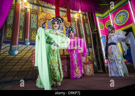 Bangkok, Tailandia. 28 gen 2014. I membri dello strappo Kia Ee Lye Heng opera troupe eseguire a Bangkok. Esse sono state eseguendo per un business in Min Buri distretto di Bangkok per il nuovo anno lunare, che questo anno è Jan 31. Opera Cinese una volta era molto popolare in Thailandia, dove è chiamato 'Ngiew.'' è di solito eseguita in lingua Teochew. Milioni di Teochew parlare cinese emigrato della Thailandia (allora Siam) nel XVIII e XIX secolo e portarono le loro pratiche culturali con loro. Di recente la popolarità di ngiew è sbiadito come persone girare per spettacoli di opera su DVD o Foto Stock