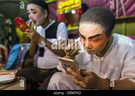 Bangkok, Tailandia. 28 gen 2014. Gli artisti interpreti o esecutori con lo strappo di Kia Ee Lye Heng opera troupe messo sul loro trucco prima di uno spettacolo. Esse sono state eseguendo per un business in Min Buri distretto di Bangkok per il nuovo anno lunare, che questo anno è Jan 31. Opera Cinese una volta era molto popolare in Thailandia, dove è chiamato 'Ngiew' è di solito eseguita in lingua Teochew. Milioni di Teochew parlare cinese emigrato della Thailandia (allora Siam) nel XVIII e XIX secolo e portarono le loro pratiche culturali con loro. Di recente la popolarità di ngiew è sbiadito come persone girare per le prestazioni di Foto Stock