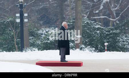 Berlino, Germania. 28 gen 2014. Il Presidente tedesco Gauck accoglie il capo dello Stato indipendente di Samoa, Tui Atua Tupua Tamasese Efi, con gli onori militari presso il Palazzo Bellevue a Berlino. / Immagine: Presidente Joachin Gauck di tedesco e Tupua Tamasese Tupuola Tufuga Efi di Samoa. Credito: Reynaldo Paganelli/NurPhoto/ZUMAPRESS.com/Alamy Live News Foto Stock