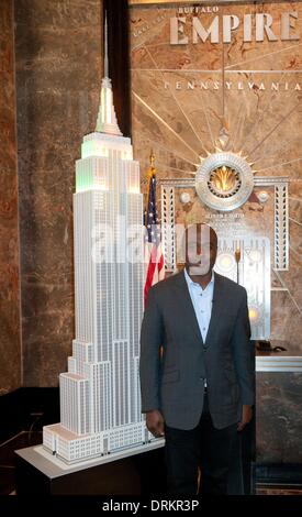 Manhattan, New York, Stati Uniti d'America. 28 gen 2014. NFL Hall of Fame running back MARSHALL FAULK illumina il Empire State Building in celebrazione del Super Bowl XLVIII, Martedì, 28 gennaio 2014. Credito: Bryan Smith/ZUMAPRESS.com/Alamy Live News Foto Stock