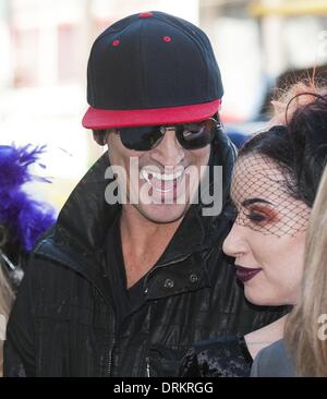 Hollywood, California, USA. 28 gen 2014. Motley Crue's Tommy Lee arriva al di fuori del Roosevelt Hotel per Martedì conferenza stampa.--------Motley Crue ha annunciato quale sarà il loro ultimo concerto tour presso il Roosevelt Hotel Hollywood in un pomeriggio di Martedì conferenza stampa. I membri della band Vince Neil Nikki Sixx, Tommy Lee e Mick Mars, ha fatto un ulteriore passo avanti con la firma di un ''la cessazione del Touring, ' documento che secondo loro avvocato Richard Ortiz, è il primo del suo genere nonché legale e vincolante. Credito: ZUMA Press, Inc./Alamy Live News Foto Stock