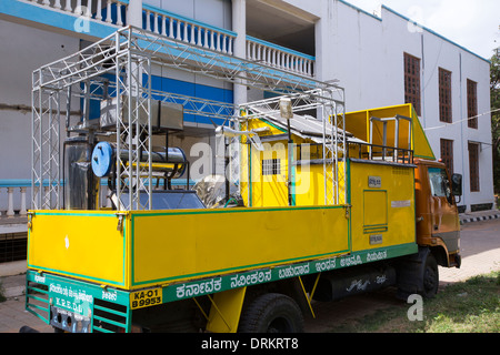 Un camion appartenente al Karnataka Energie Rinnovabili Sviluppo limitato a Bangalore in India la promozione di fonti di energia rinnovabili. Foto Stock