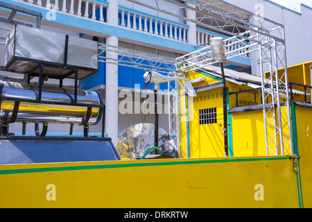 Un camion appartenente al Karnataka Energie Rinnovabili Sviluppo limitato a Bangalore in India la promozione di fonti di energia rinnovabili. Foto Stock