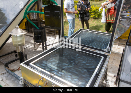Un camion appartenente al Karnataka Energie Rinnovabili Sviluppo limitato a Bangalore in India la promozione di fonti di energia rinnovabili. Foto Stock