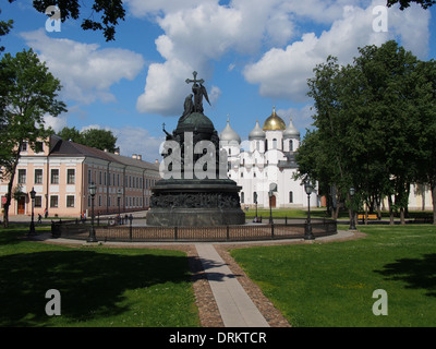 Un monumento per il millennio della sovranità russa e la Cattedrale di Santa Sofia la saggezza di Dio in Veliky Novgorod, Russia Foto Stock