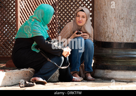 Due donne musulmane in hijab conversano fuori da una moschea a Mostar Foto Stock