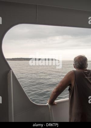 Block Island, Rhode Island, Stati Uniti d'America. 12 Ago, 2013. Vista posteriore di un uomo guardando seascape dalla nave, Block Island, Rhode Island, Stati Uniti © David H. pozzetti/ZUMAPRESS.com/Alamy Live News Foto Stock