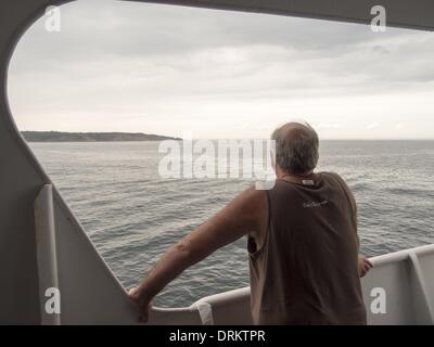 Block Island, Rhode Island, Stati Uniti d'America. 12 Ago, 2013. Vista posteriore di un uomo guardando seascape dalla nave, Block Island, Rhode Island, Stati Uniti © David H. pozzetti/ZUMAPRESS.com/Alamy Live News Foto Stock