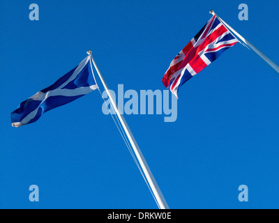 Union Jack e bandiere scozzese contro il cielo blu Foto Stock