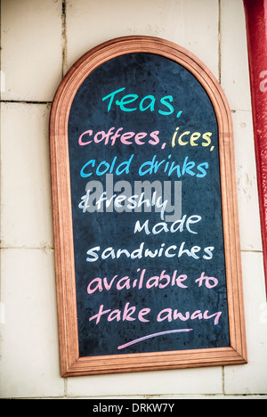 Chalk menu scheda al di fuori di un caffè sul mare a Whitley Bay. Foto Stock