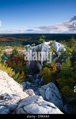 Incredibili formazioni rocciose e Colore di autunno come si vede da 'crack' sentiero escursionistico a Killarney Provincial Park, Ontario, Canada Foto Stock