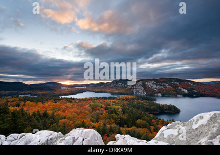 Ottima vista del fogliame di autunno da 'crack' Killarney Provincial Park, Ontario, Canada. Foto Stock