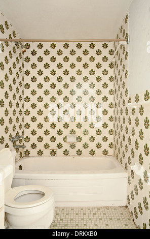 Un bagno abbandonati in ottime condizioni in un motel abbandonato in Ontario, Canada. Foto Stock