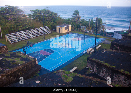 Tutti-meteo pallacanestro vicino le vecchie mura della città in riva al mare, al Perla quartiere della Vecchia San Juan, Puerto Rico Foto Stock