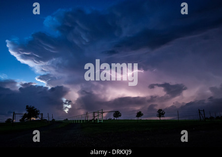 Un supercell temporale produce intra-cloud lightning appena dopo il tramonto nel centro di Oklahoma Foto Stock