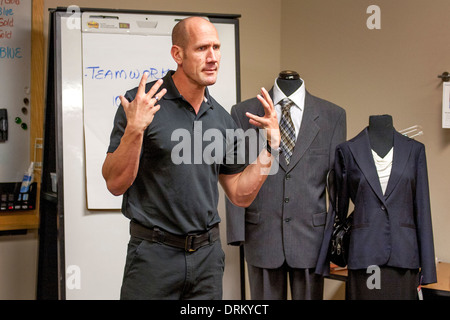 Un oratore motivazionale lezioni presso un 'Men la carriera Workshop' sul nuovo abbigliamento business dal lavoro armadi, una organizzazione aiutando i disoccupati abito sposo e per il business di successo di interviste di lavoro nella California Meridionale. Modello di rilascio Foto Stock