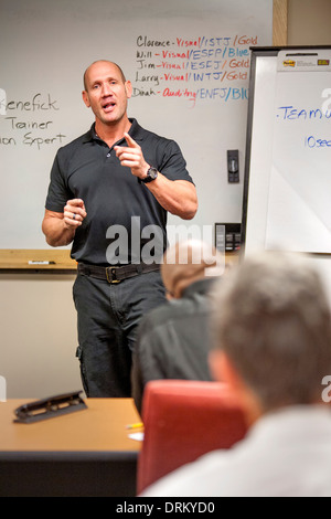 Un oratore motivazionale lezioni presso un 'Men la carriera Workshop' sul nuovo abbigliamento business dal lavoro armadi, una organizzazione aiutando i disoccupati abito sposo e per il business di successo di interviste di lavoro nella California Meridionale. Modello di rilascio Foto Stock