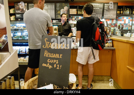 Miami Beach Florida,Starbucks Coffee,barista,interior Inside,man men maschio,cliente,dipendenti lavoratori dipendenti personale di lavoro,sportello,ordinazione,FL140122008 Foto Stock