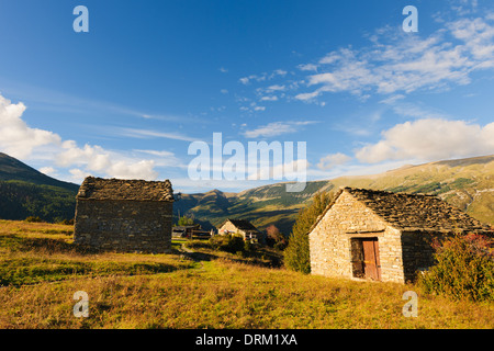 Spagna Aragona, Pirenei centrali, Ordesa y Monte Perdida National Park, stonehouses in Fanlo Foto Stock