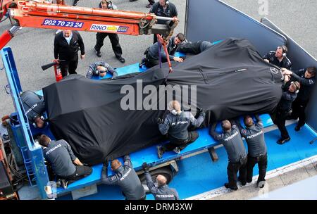 Jerez de la Frontera, Spagna . 28 gen 2014. Jerez de la Frontera, Spagna meridionale. 28 gen 2014. La coperta race car britannica di pilota di Formula Uno Lewis Hamilton di Mercedes AMG è scaricato nella parte anteriore del team garage dopo un incidente durante la sessione di allenamento per il prossimo campionato di Formula Uno Stagione presso la pista di Jerez a Jerez de la Frontera, Spagna meridionale, 28 gennaio 2014. Foto: Jens Buettner/dpa/Alamy Live News Credito: dpa picture alliance/Alamy Live News Foto Stock