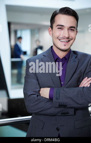 Germania, Neuss, giovani business man in edificio per uffici Foto Stock