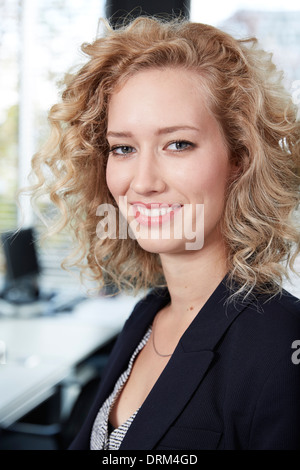 Germania, Neuss, Ritratto di giovane donna di affari Foto Stock