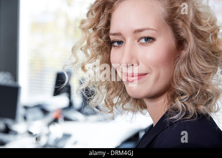 Germania, Neuss, Ritratto di giovane donna di affari Foto Stock