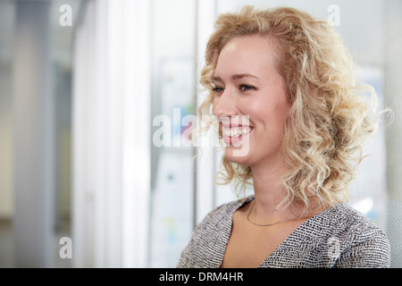 Germania, Neuss, Ritratto di giovane donna di affari Foto Stock