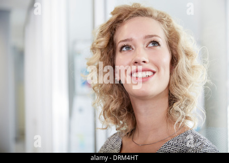 Germania, Neuss, Ritratto di giovane donna di affari Foto Stock