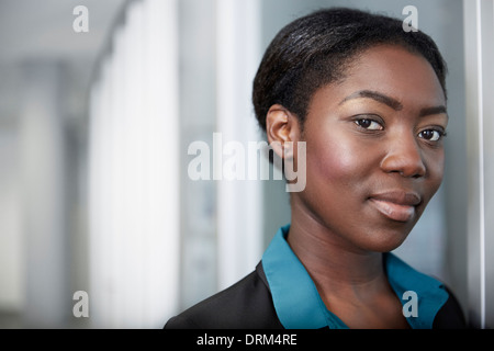 Germania, Neuss, Ritratto di giovani afro-european business donna Foto Stock