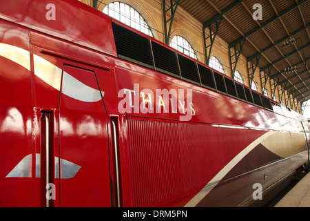 Thalys, il treno ad alta velocità su una piattaforma presso la stazione Gare du Nord di Parigi Foto Stock