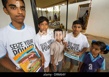 Bambini indossare il WWF cogliere il vostro potere T shirt, una campagna per promuovere le fonti di energia rinnovabili, Bangalore, India. Foto Stock