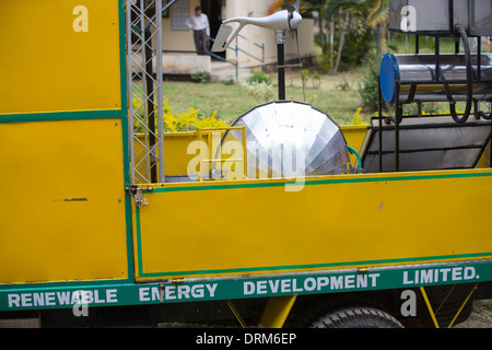 Un camion appartenente al Karnataka Energie Rinnovabili Sviluppo limitato a Bangalore, India, Foto Stock