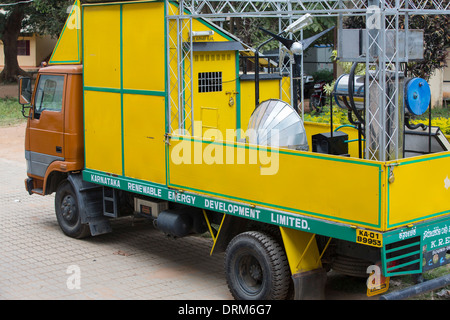 Un camion appartenente al Karnataka Energie Rinnovabili Sviluppo limitato a Bangalore, India, Foto Stock