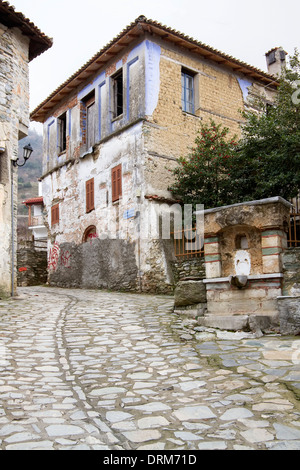 Un vicolo di ghiaia nel vecchio villaggio storico di Ampelakia, Larissa, Grecia Foto Stock