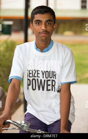 Bambini indossare il WWF cogliere il vostro potere T shirt, una campagna per promuovere le fonti di energia rinnovabili, Bangalore, India. Foto Stock