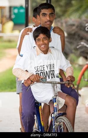 Bambini indossare il WWF cogliere il vostro potere T shirt, una campagna per promuovere le fonti di energia rinnovabili, Bangalore, India. Foto Stock