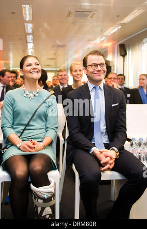 Duesseldorf, Germania. 29 gen 2014. Duesseldorf, Germania. Il 29 gennaio 2014. In Svezia il Crown Princess Victoria, ferito durante un incidente di sci e Prince Daniel durante la loro visita alla sede Ericsson a Duesseldorf in Germania, 29 gennaio 2014. La svedese royals sono su una due giorni di visita in Germania. Foto: JAN-PHILIPP STROBEL/dpa/Alamy Live News/dpa/Alamy Live News Foto Stock