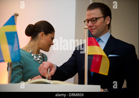 Duesseldorf, Germania. 29 gen 2014. Duesseldorf, Germania. Il 29 gennaio 2014. La Svezia e la principessa ereditaria Victoria e Prince Daniel firmare il libro degli ospiti alla sede Ericsson a Duesseldorf in Germania, 29 gennaio 2014. La svedese royals sono su una due giorni di visita in Germania. Foto: JAN-PHILIPP STROBEL/dpa/Alamy Live News/dpa/Alamy Live News Foto Stock