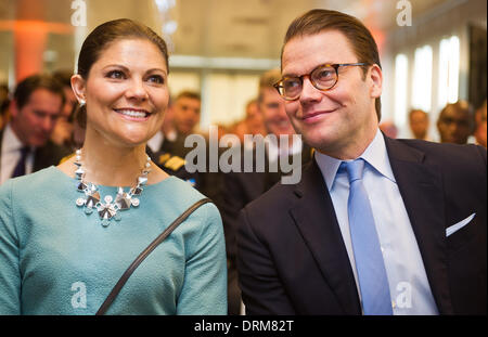 Duesseldorf, Germania. 29 gen 2014. La Svezia e la principessa ereditaria Victoria e Prince Daniel durante la loro visita alla sede Ericsson a Duesseldorf in Germania, 29 gennaio 2014. La svedese royals sono su una due giorni di visita in Germania. Foto: JAN-PHILIPP STROBEL/dpa/Alamy Live News Foto Stock