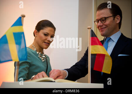 Duesseldorf, Germania. 29 gen 2014. La Svezia e la principessa ereditaria Victoria e Prince Daniel firmare il libro degli ospiti alla sede Ericsson a Duesseldorf in Germania, 29 gennaio 2014. La svedese royals sono su una due giorni di visita in Germania. Foto: JAN-PHILIPP STROBEL/dpa/Alamy Live News Foto Stock