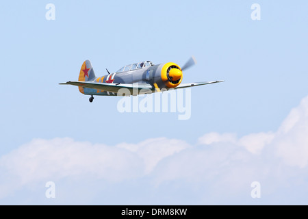 Yakovlev Yak-11 formazione russa aeromobili a Flying Legends airshow 2013 Foto Stock