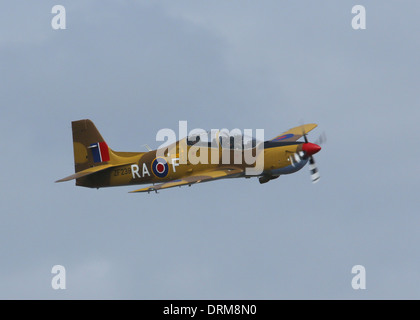 Un solo display acrobazia dal 72(R) Squadron Shorts Tucano T1 indossando desert camouflage marcature a RIAT 2013 Foto Stock