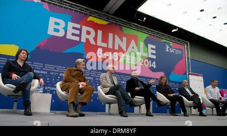 Berlino, Germania. Il 28 gennaio 2014. Direttore del Festival Internazionale del Cinema di Berlino (Berlinale), Dieter Kosslick (C), è fiancheggiata da Linda Soeffker (sezione Perspektive Deutsches Kino, L-R), Wieland Speck (capo del programma di panorama), Christoph Terhechte (sezione Forum), Maryanne Redpath (capo della sezione generazione), Rainer Rother (Sezione Retrospektive) e program manager Thomas megafono durante una conferenza stampa oin il prossimo 64a edizione del Festival del Cinema di Berlino a Berlino. La 64a edizione del Festival del Cinema di Berlino si svolge dal 6 febbraio al 16 febbraio 2014. Credito: dpa picture alliance/Alamy vivere nuove Foto Stock