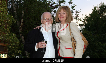 L'artista britannico Sir Peter Blake con sua moglie Chrissy Blake a Londra Foto Stock